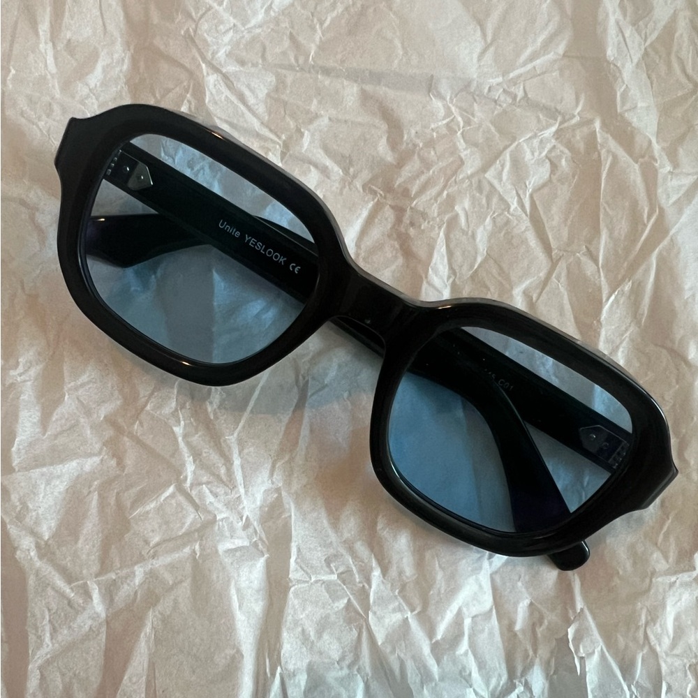 Yesglasses Unite, blue tinted lenses
